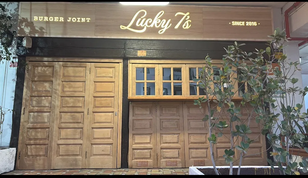 Lucky 7's Bar & Burger Joint. restaurant in Arona