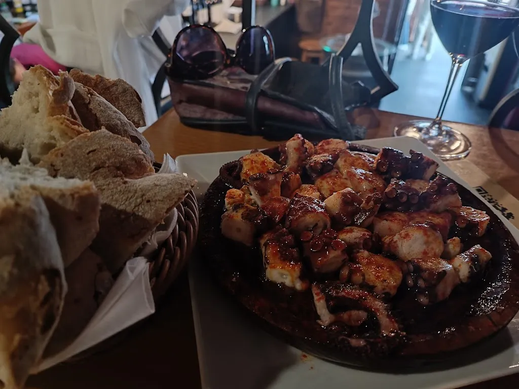 Carmen Valenzuela_Vinoteca Muíño Vello_Carral_review