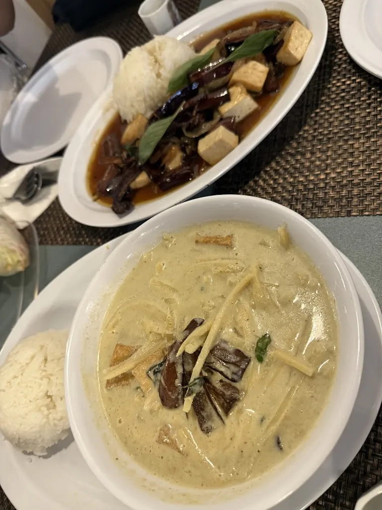 Laxmi “LUX” Lalwani_Mint Thai Cuisine_Puntagorda_review