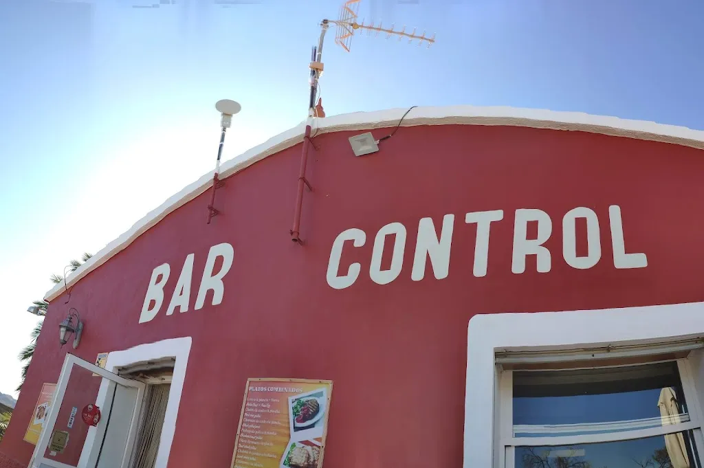 Mowbray Bullock_Bar Gasolinera Los Llanos_Arboleas_review