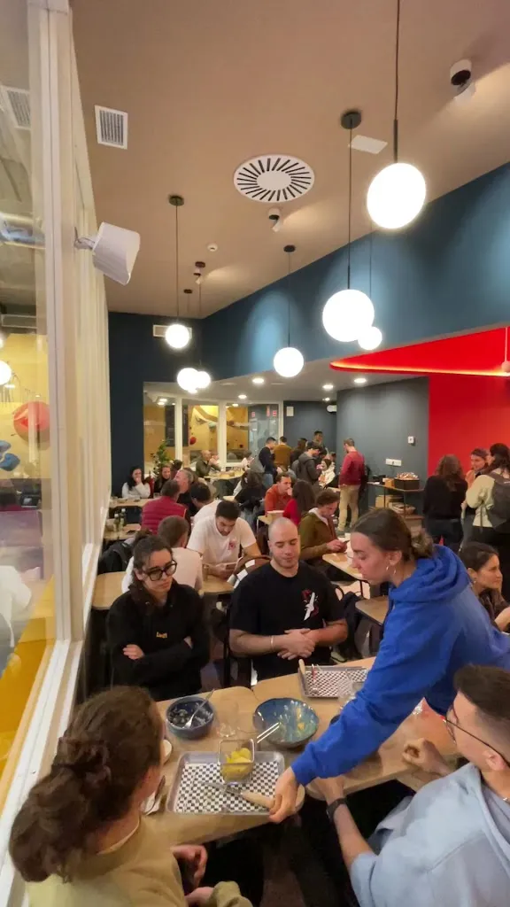 La Cantina de Sputnik Chamberí - Burger and Climb_Vallehermoso_slider_image_2