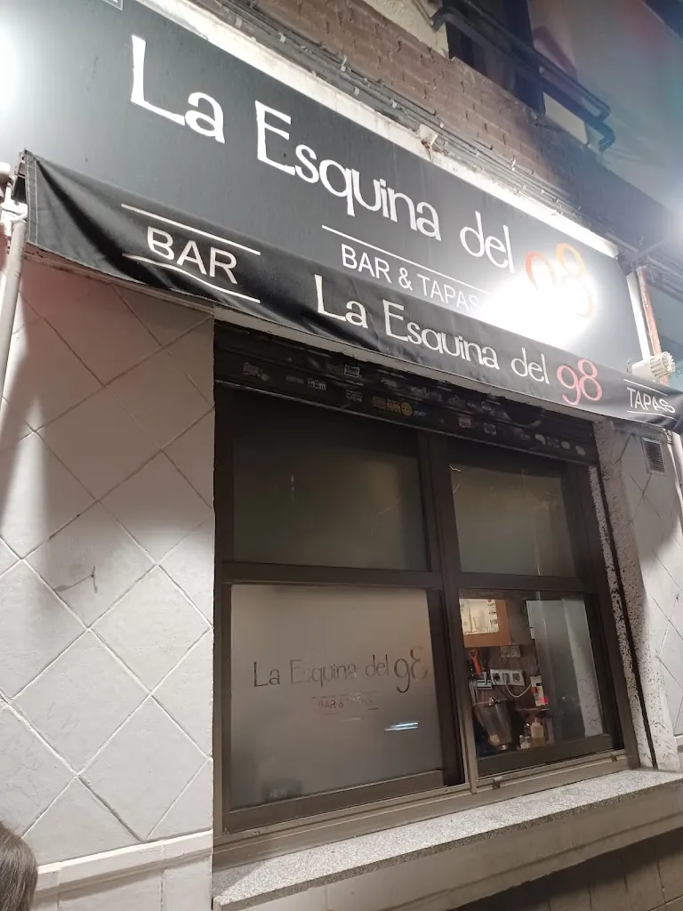 Miguel Martínez_La Esquina del 98_Vallehermoso_review