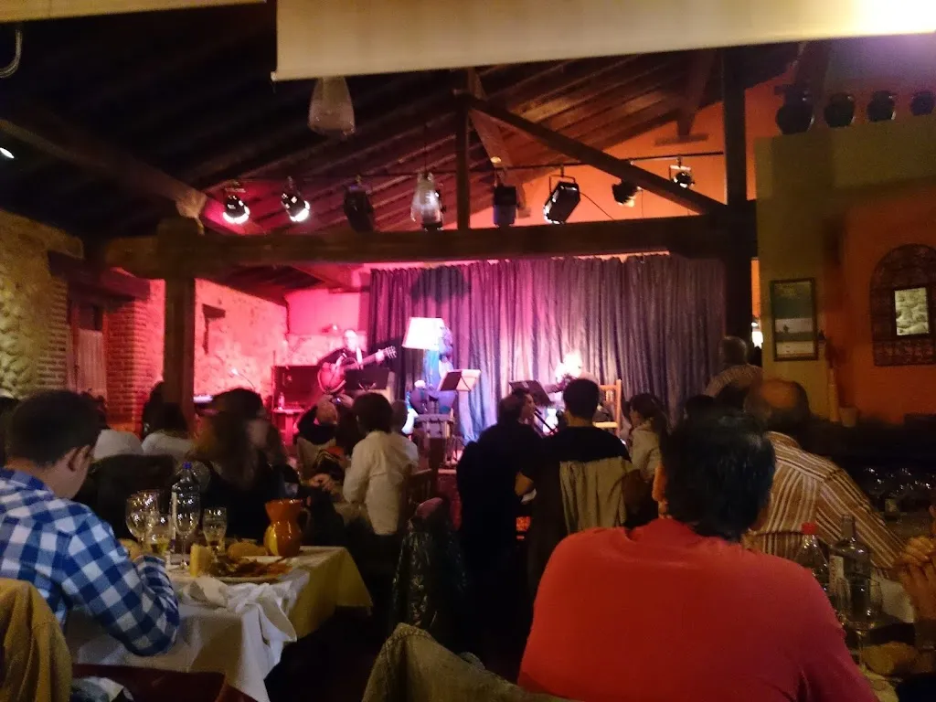 La Oveja Negra Corral Multiusos restaurant in Cabañas de Polendos