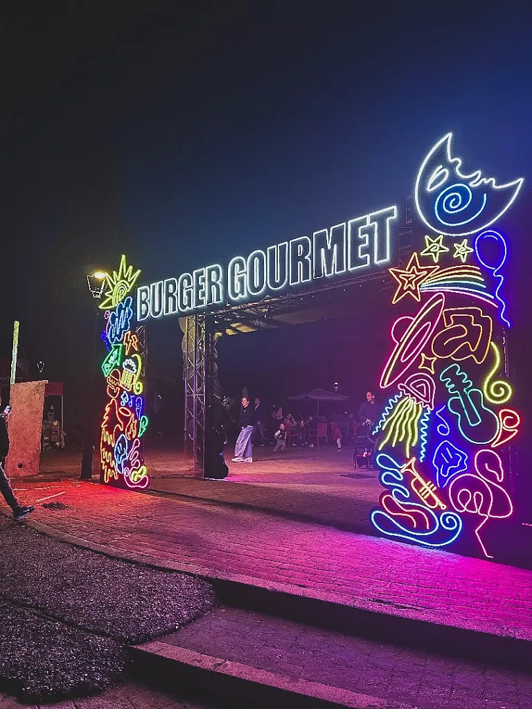 Celestial Urban Burgers_Bercial_slider_image_1