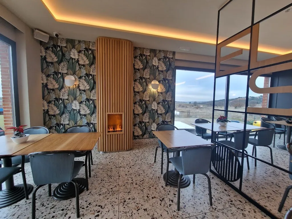 Área de Servicio El Soto. Restaurante y Alojamiento restaurant in Castillejo de Mesleón