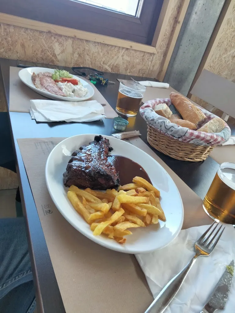 Dariusz Butrym_A1 Burgos a Madrid CEPSA + Restaurante_Castillejo de Mesleón_review