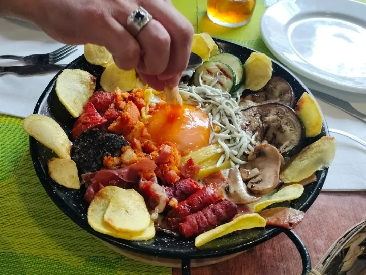 Bar restaurante Macarena.huevos de avestruz_Codorniz_slider_image_3