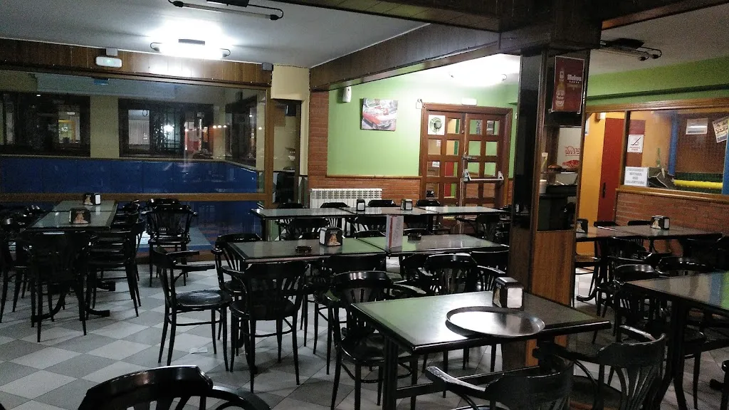 Hamburgueseria Los Rosales restaurant in Espinar El