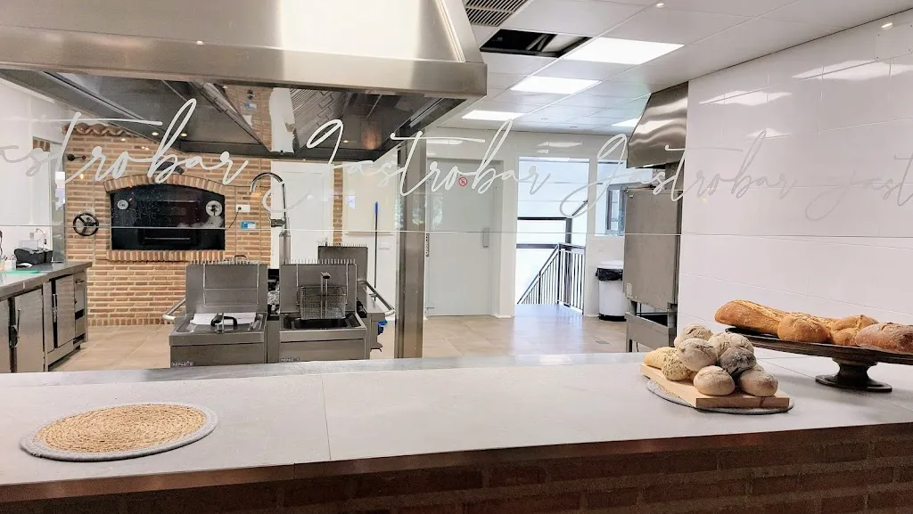 LR Gastrobar restaurant in Espinar El