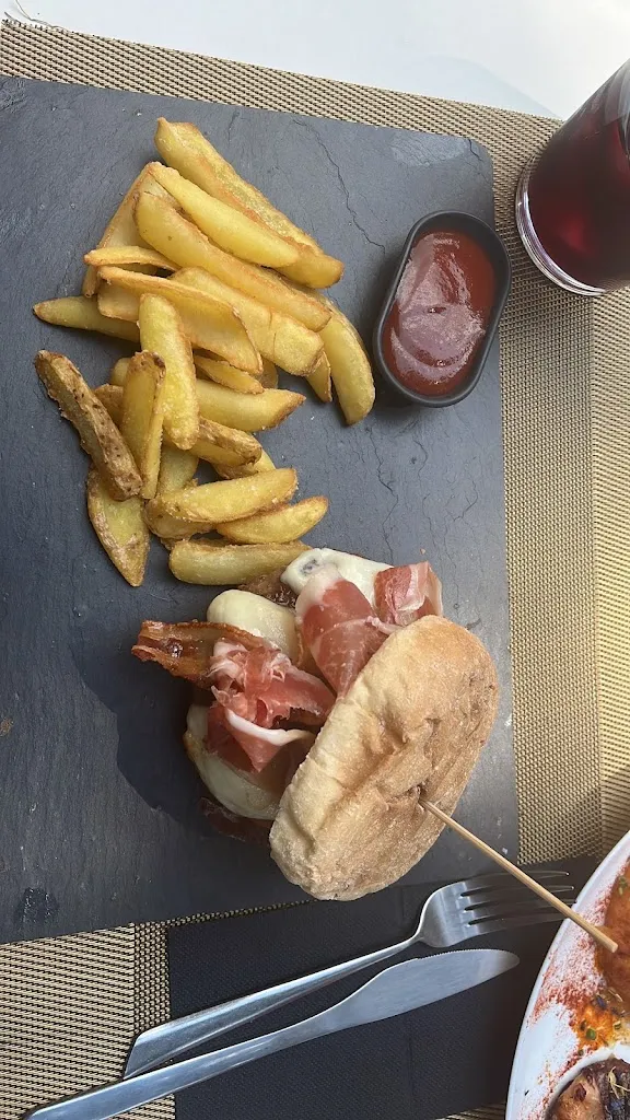 María N_Los Rosales Hotel Gastronómico_Espinar El_recensione