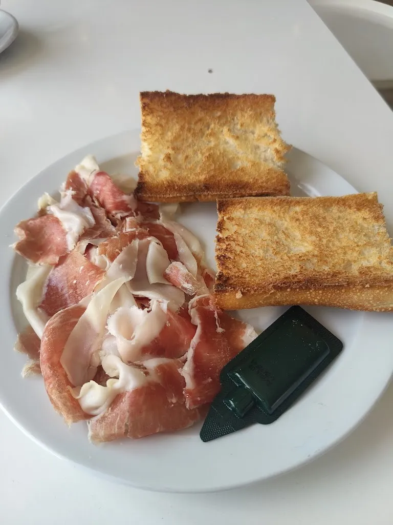 A_Bar-Restaurante Fontys_Gomezserracín_review