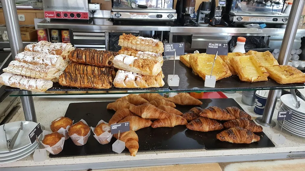 Sangwoong Joh_Área de Servicio Villacastín Airea_Ituero y Lama_review