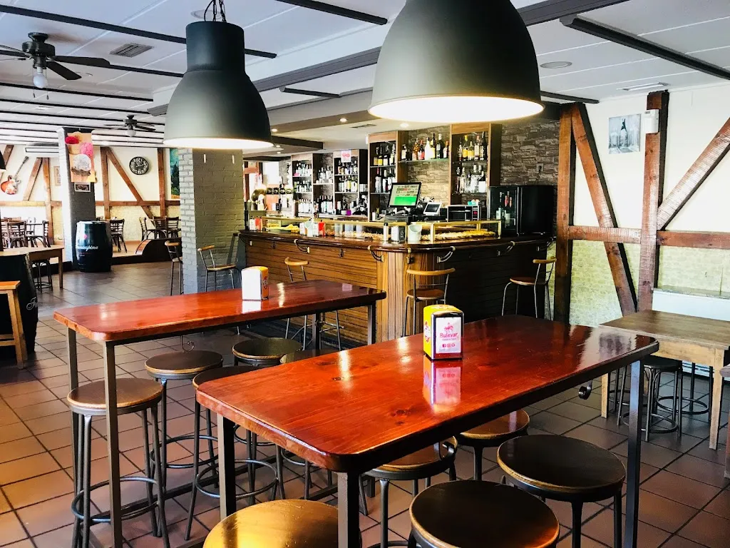 BAR BULEVAR restaurant in Nava de la Asunción