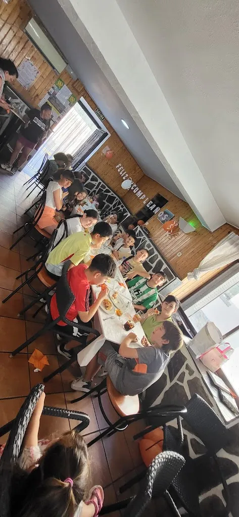 Víctor Neshev_El Bar de la Plaza_Otero de Herreros_review