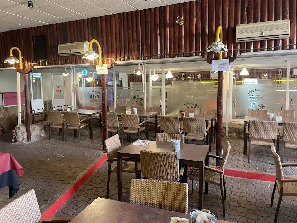 Bar-terraza "M-50" restaurant in Santa María la Real de Nieva