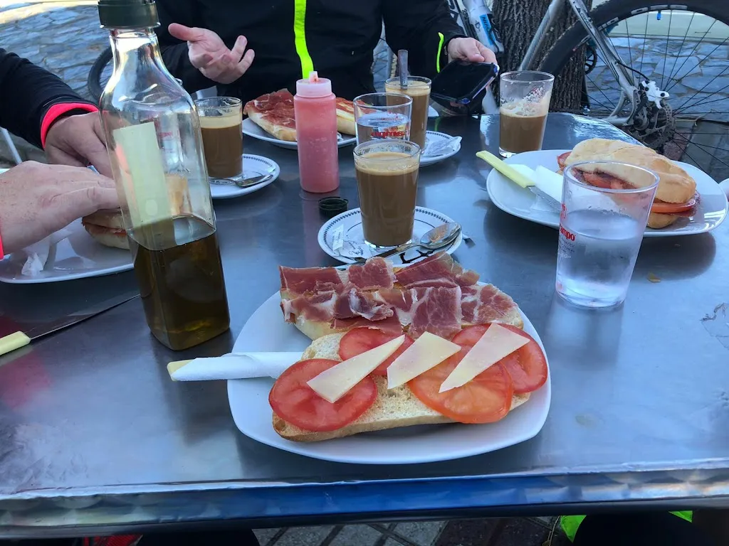 Rafa Mandruki_Bar la fresquita_Alcalá del Río_review