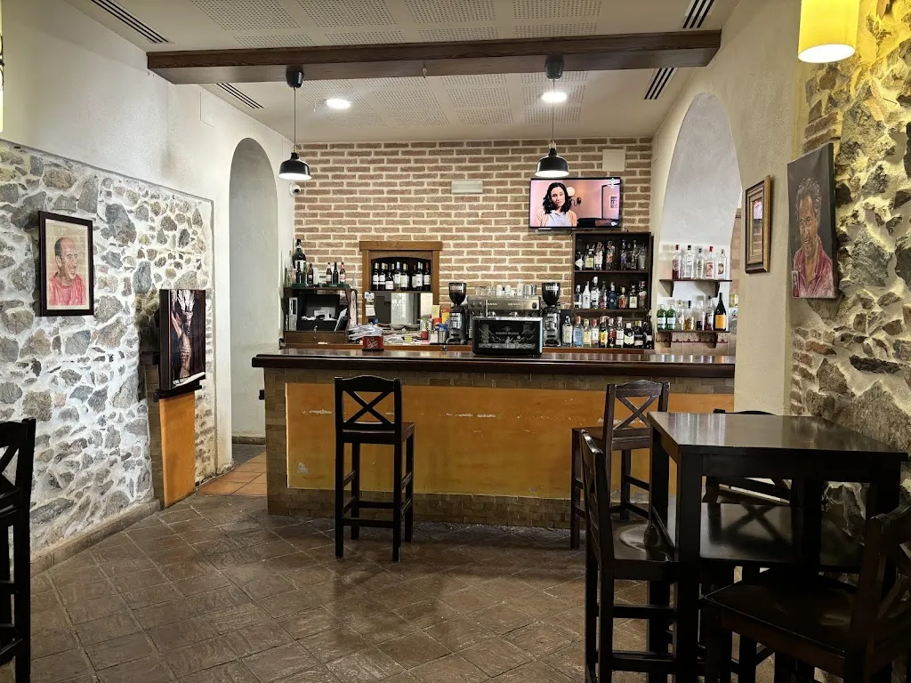 Restaurante La Muralla_Almadén de la Plata_slider_image_3