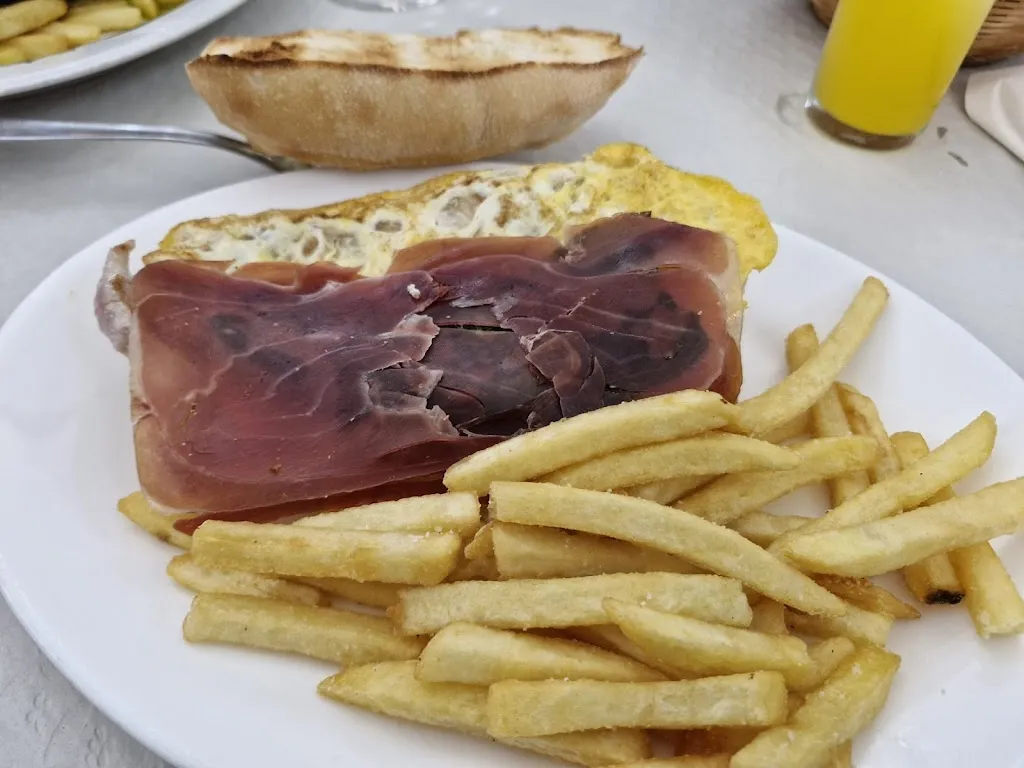 María Amor Navarro Romero_Cafeteria-Restaurante Los Arcos_Aznalcóllar_review