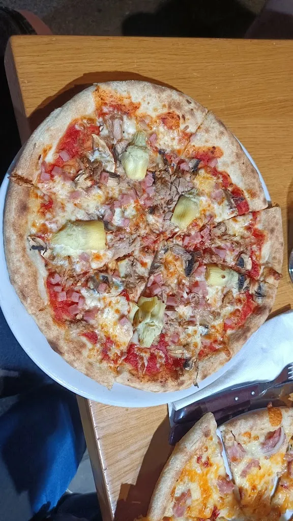 Pizzeria La Toscana restaurant in Brenes