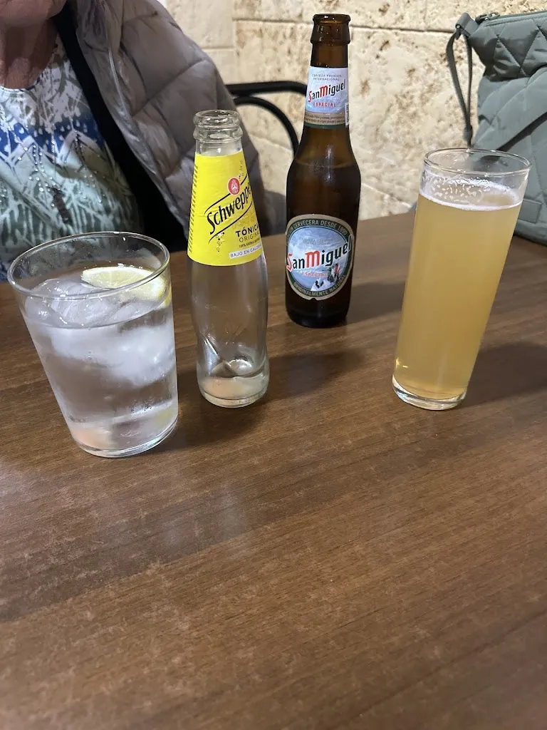 Geoffrey Clarke_Bar Avignon El Hotelillo_Benitagla_review