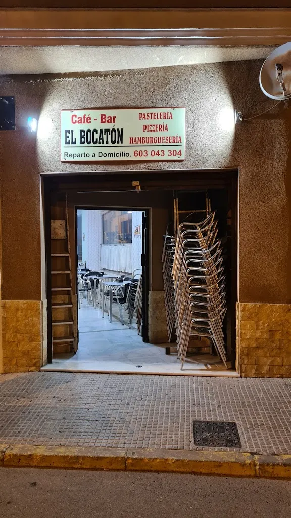 Hamburguesería El Bocatón restaurant in Burguillos