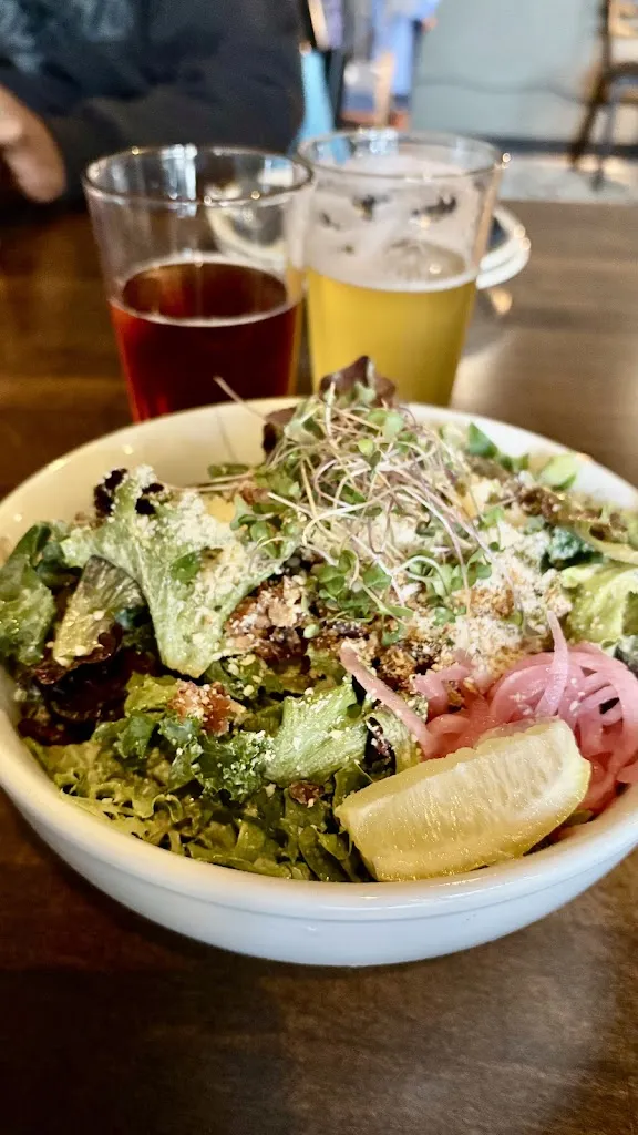 Mackenzie Doyle_Backpacker Pizza 🍕_Camas_review