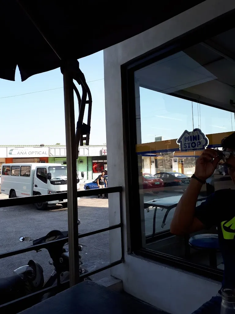 rod mund_Jollibee - Paseo de Carmona_Carmona_review