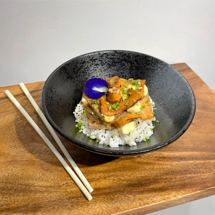 Wariwari Carmona_Carmona_slider_image_2