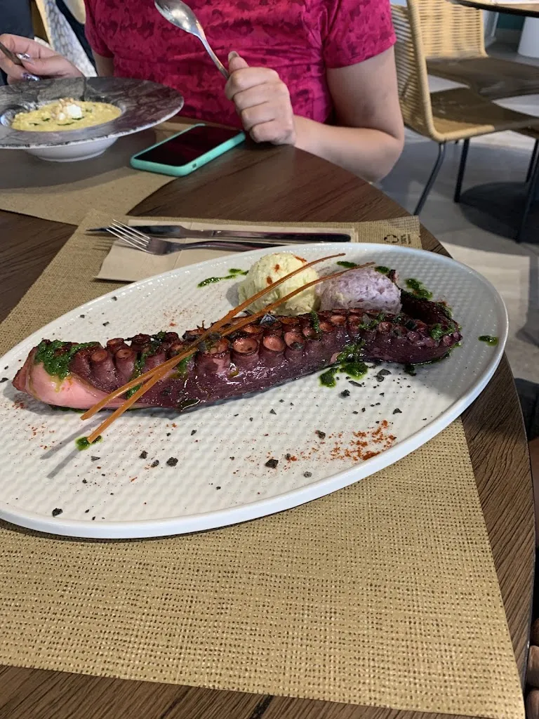 Nina Verzhbolovich_Taberna Lalola_Dos Hermanas_review