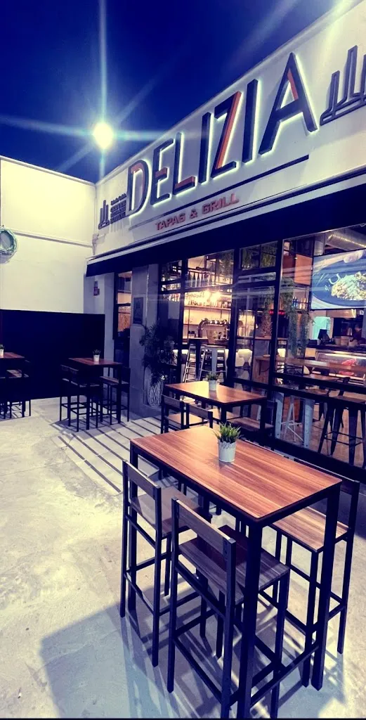 Delizia Tapas & Grill restaurant in Espartinas