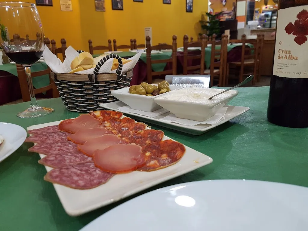 Mark GoHost4U Web Design Hosting_Mis viejos Don Jamón ll_Alicún_review