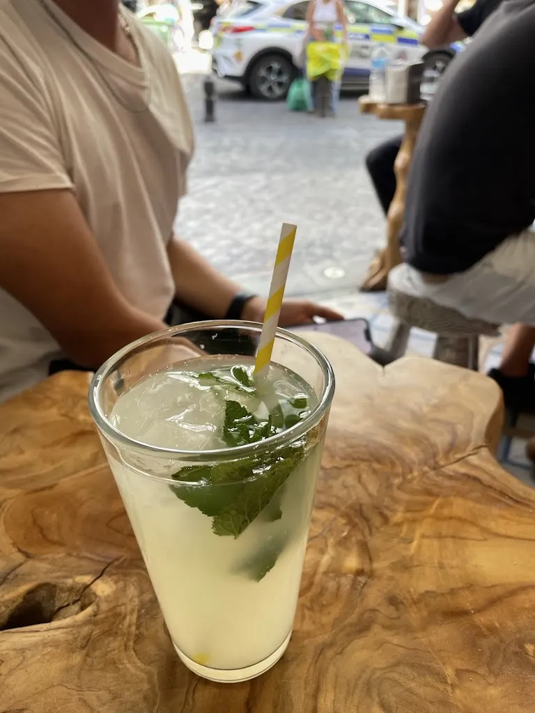 Yian Guo_Papas Elvira_Alicún_review