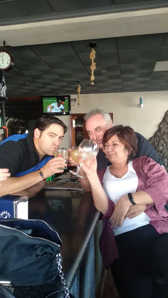 Manuel Lora Martinez_Bar de Copas La Via_Fuentes de Andalucía_review