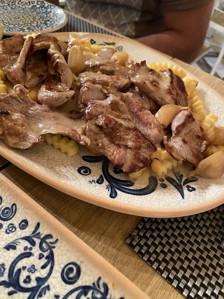 Candela Vizcaíno_El Picoteo_Gines_review