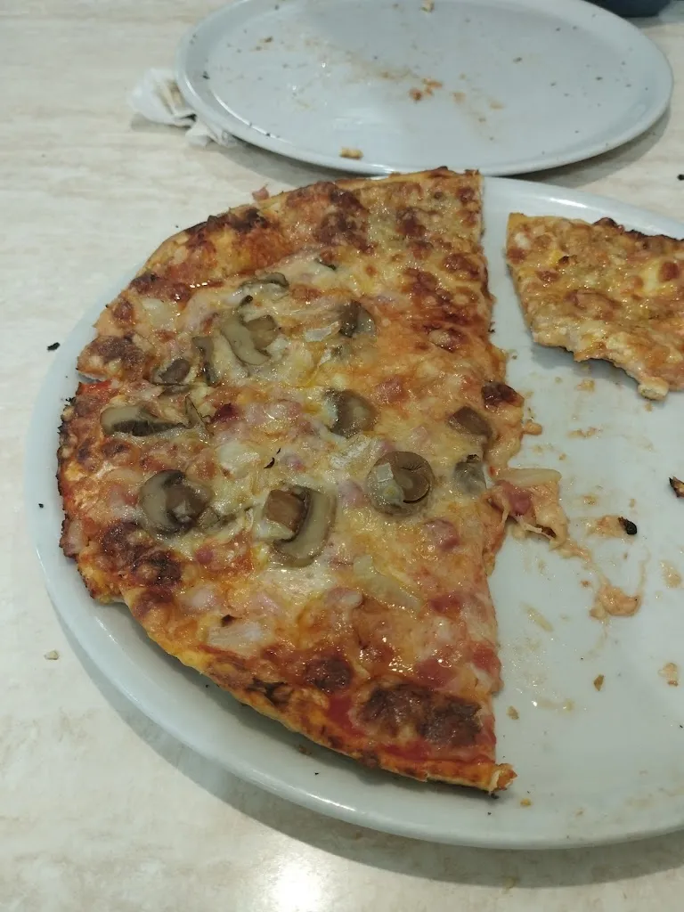 HUGO 002_Pijama Pizza_Lebrija_review
