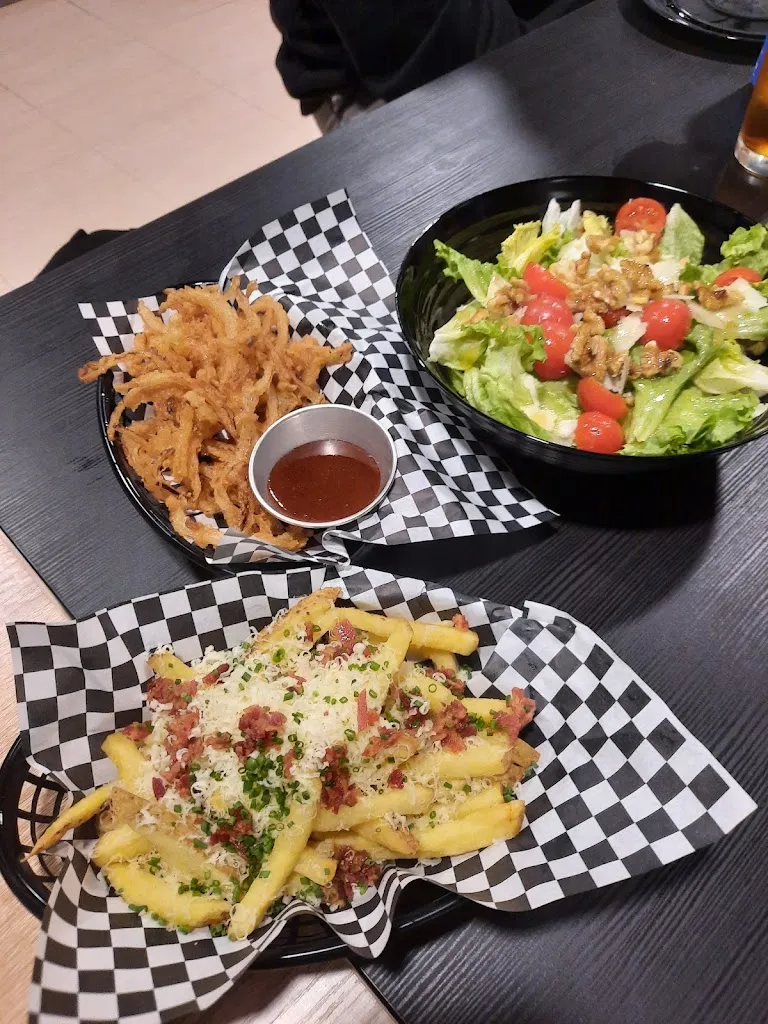 Desi Tello_La Crem Brioche & Burger_Marchena_review