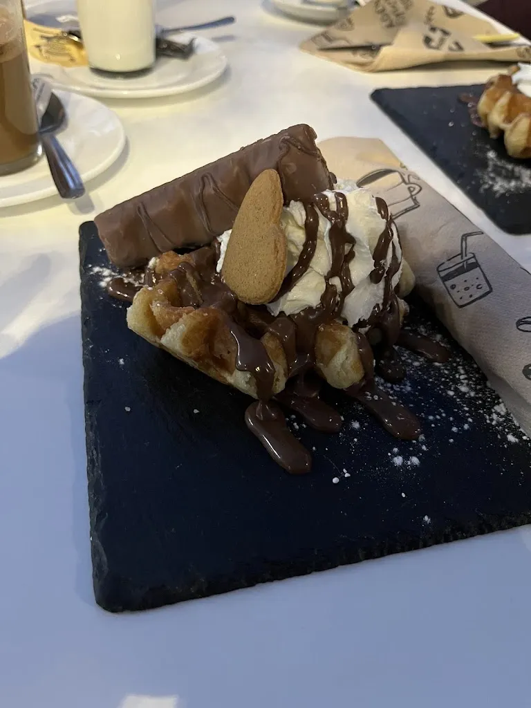 Jose Manuel Morales Coll_American Dinner_Molares Los_review