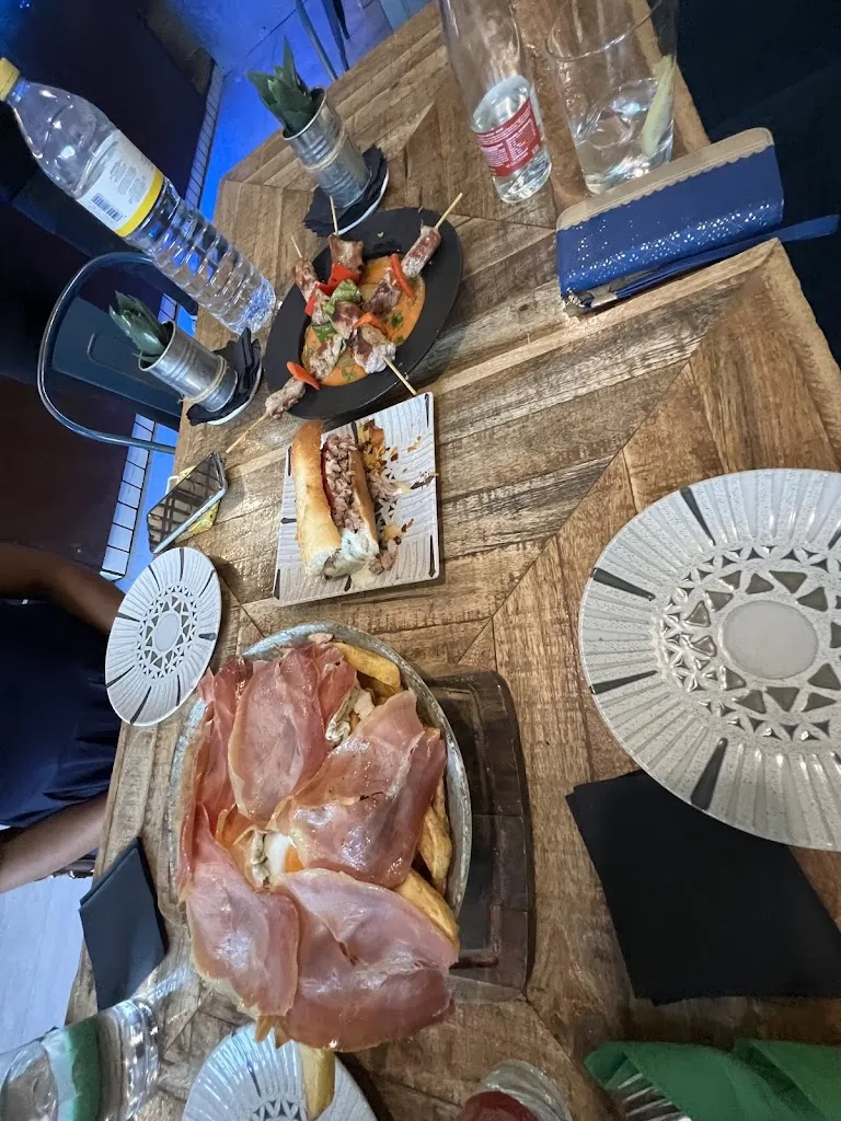 Lilith Schneider_AkelaBar Alameda_Osuna_review