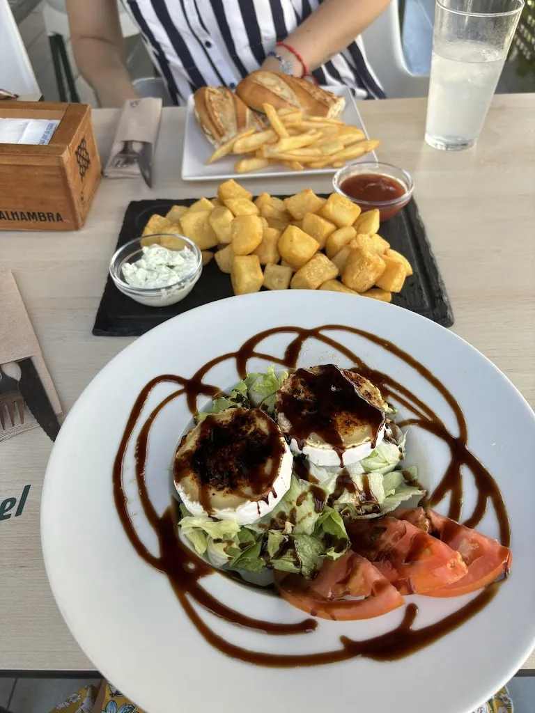 Patricia Burgueño Rodriguez_Café Bar Bonsai_Puebla de los Infantes La_review