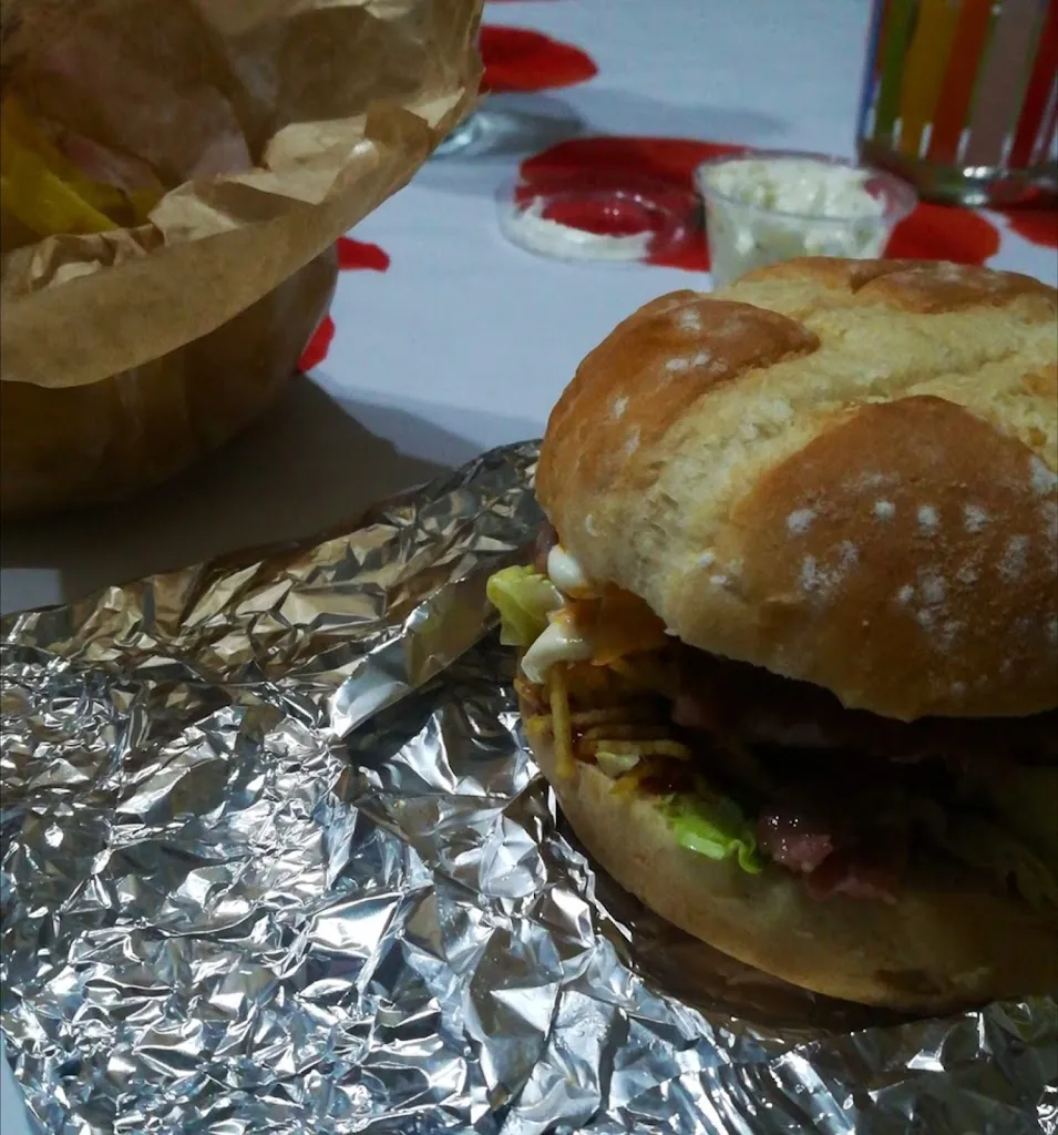 Lucía Zambrano_Hamburguesería El Perriburger_Puebla del Río La_review