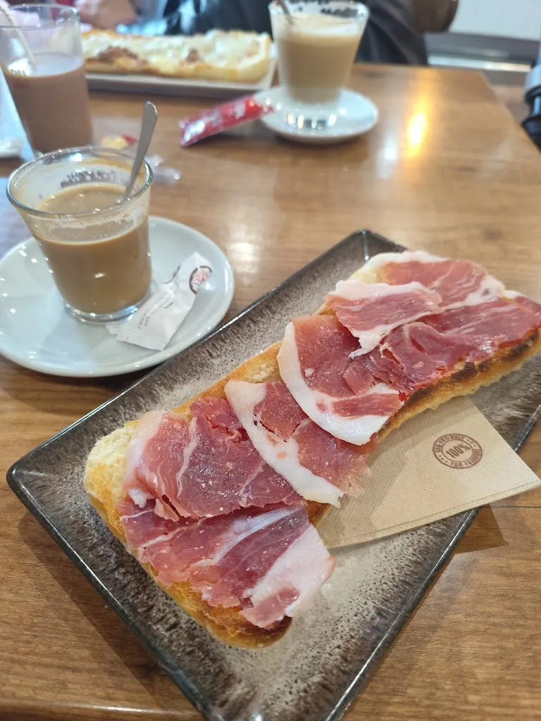 Jose Miguel Vita Lopez_Bar Godoy_Fondón_review