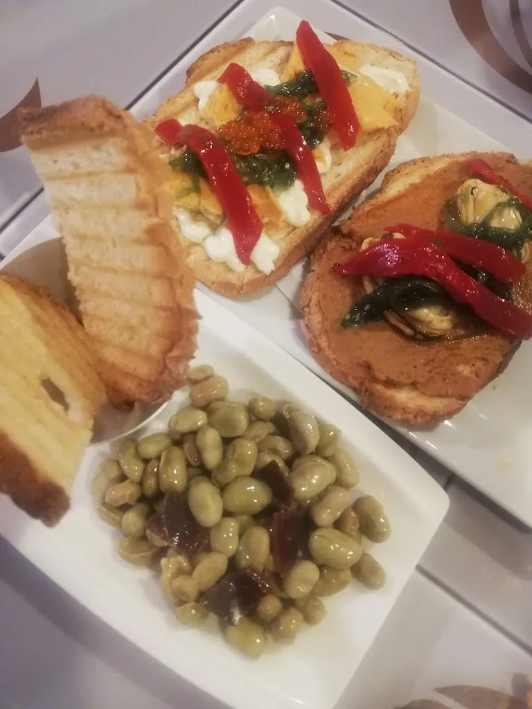 Frank Hodgkins_Aquí Santoña - Tienda y Tapas_Carboneras_review