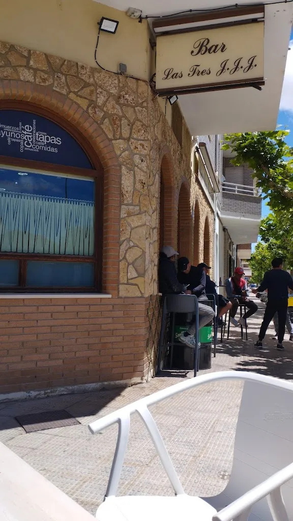 Las Tres J J J_Almazán_slider_image_1