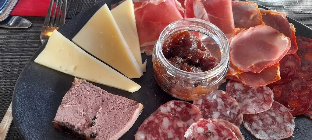 Johnny's Bar & Grill_Oncala_slider_image_3