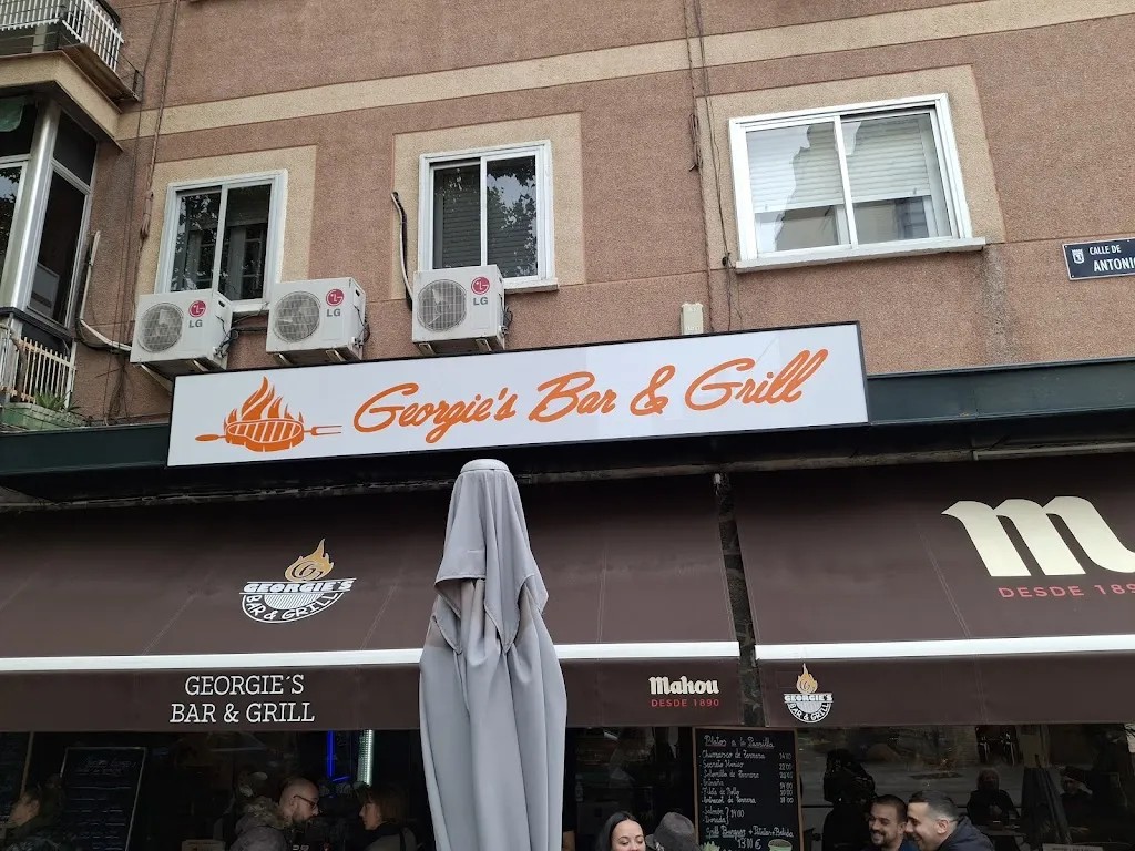 GEORGIE’S BAR & GRILL restaurant in Vadillo