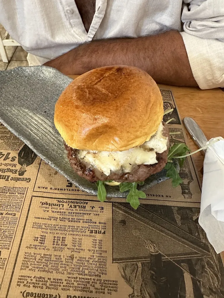 Karlan Stephenson_Hamburgueseria Alta•Burg_Altafulla_review