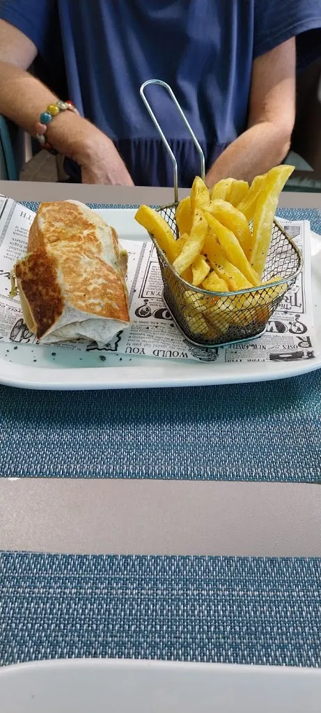 Iris Sweeney_Salazar's Beachfront Bar & Grill_Ampolla L_review