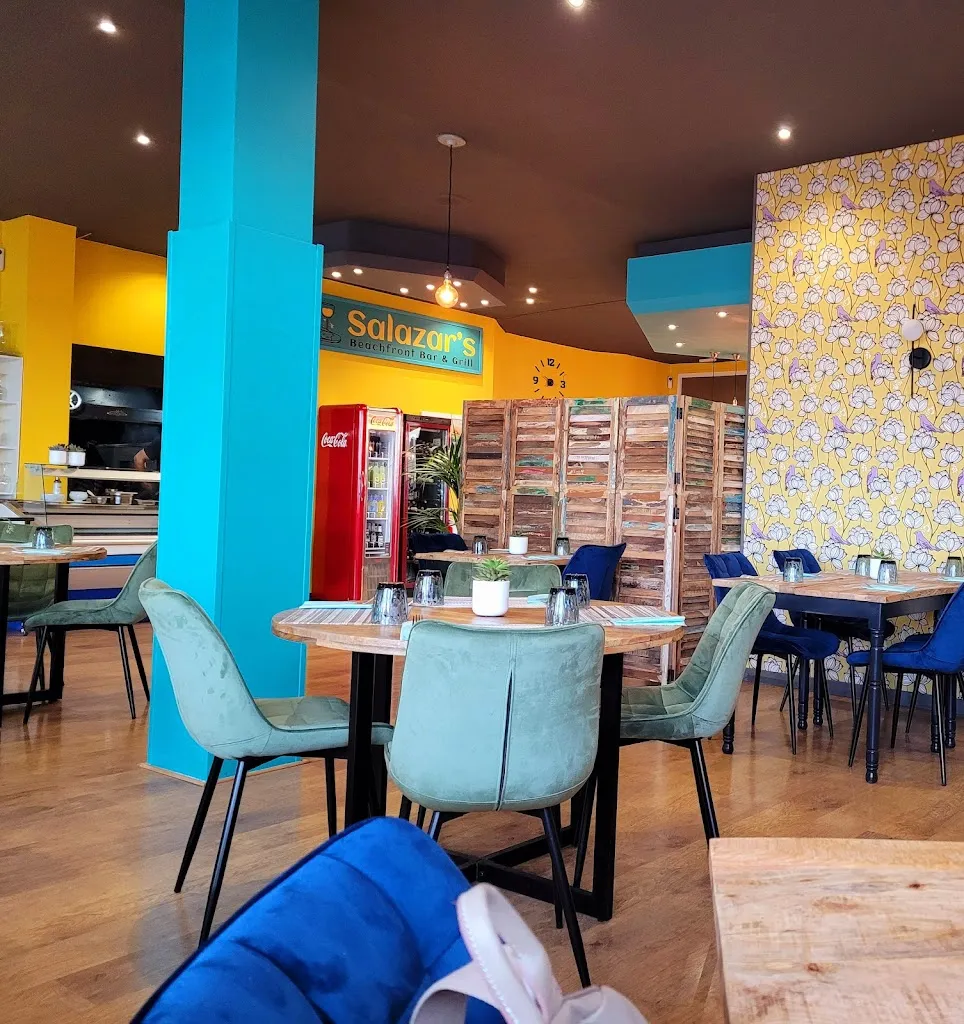 Salazar's Beachfront Bar & Grill restaurant in Ampolla L