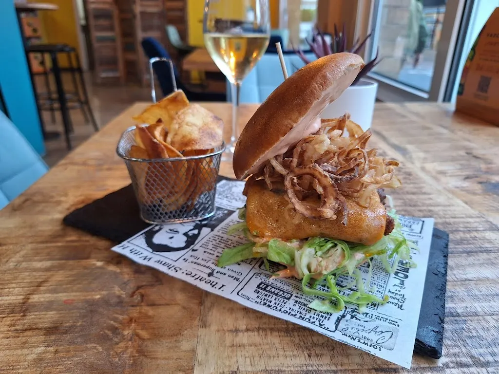 Salazar's Beachfront Bar & Grill_Ampolla L_slider_image_3