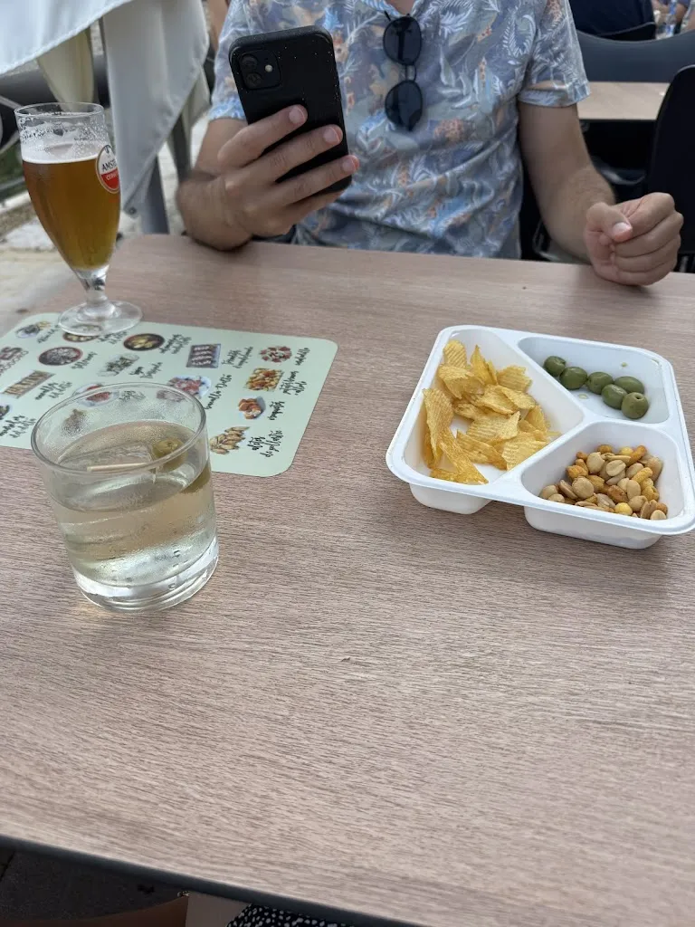 Tugba_Pub Restaurant Comodoro_Ampolla L_review